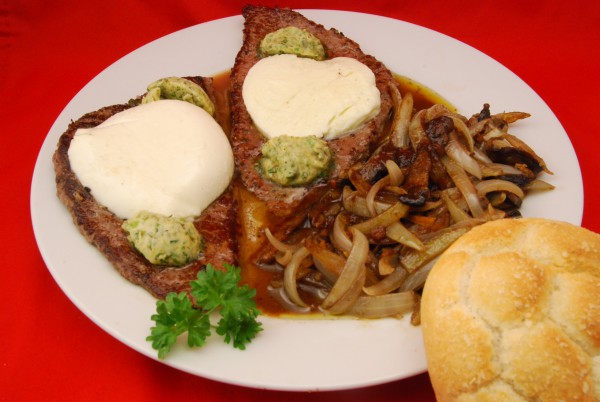 Rindersteaks mit Zwiebeln und Champignons - Nudelheissundhos