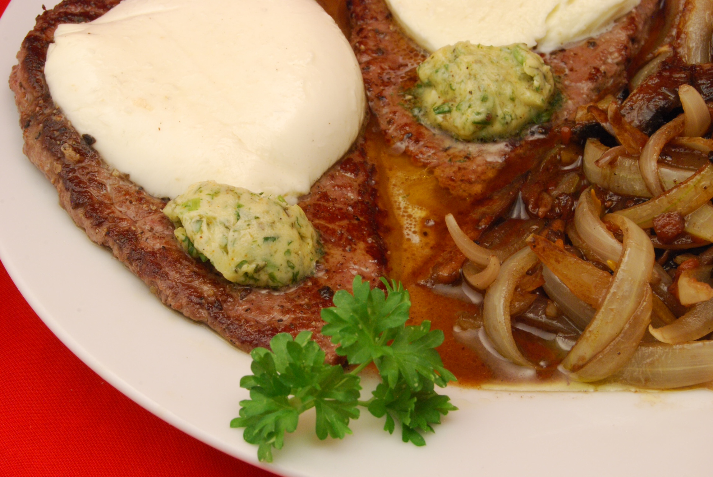 Rindersteaks mit Zwiebeln und Champignons - Nudelheissundhos