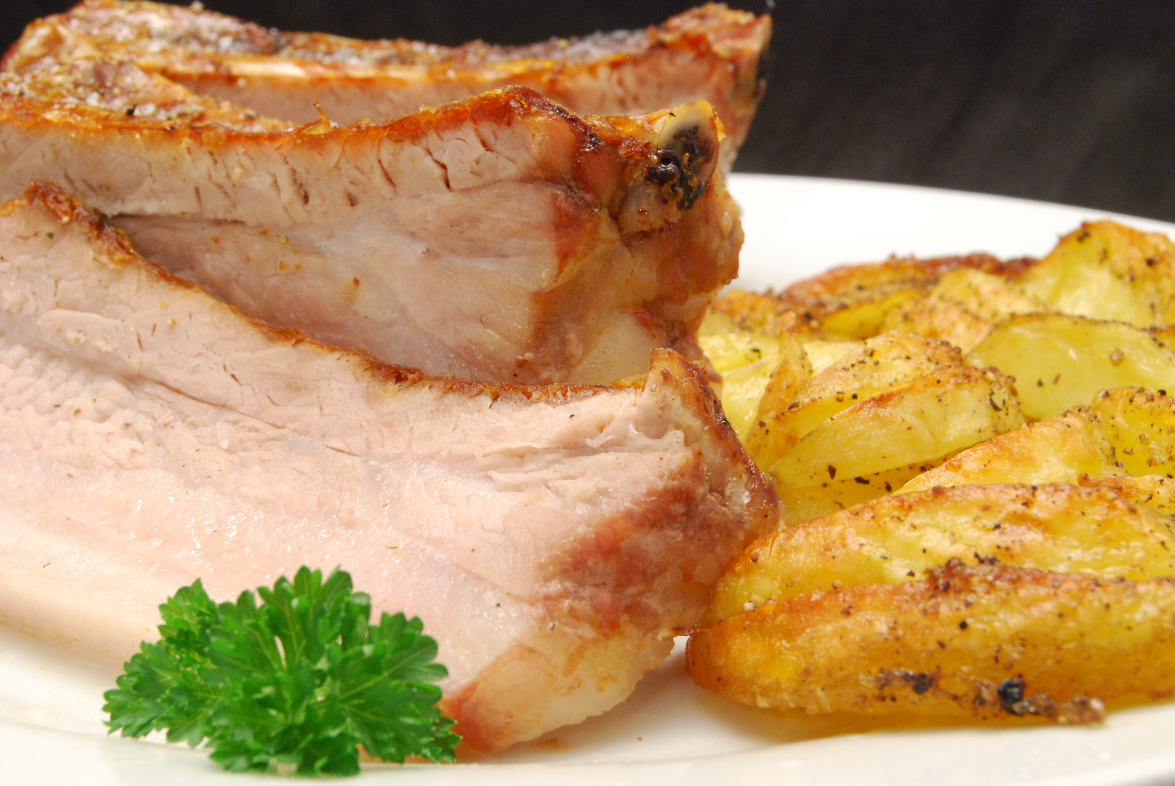 Schweinebauch mit Kartoffelspalten - Nudelheissundhos