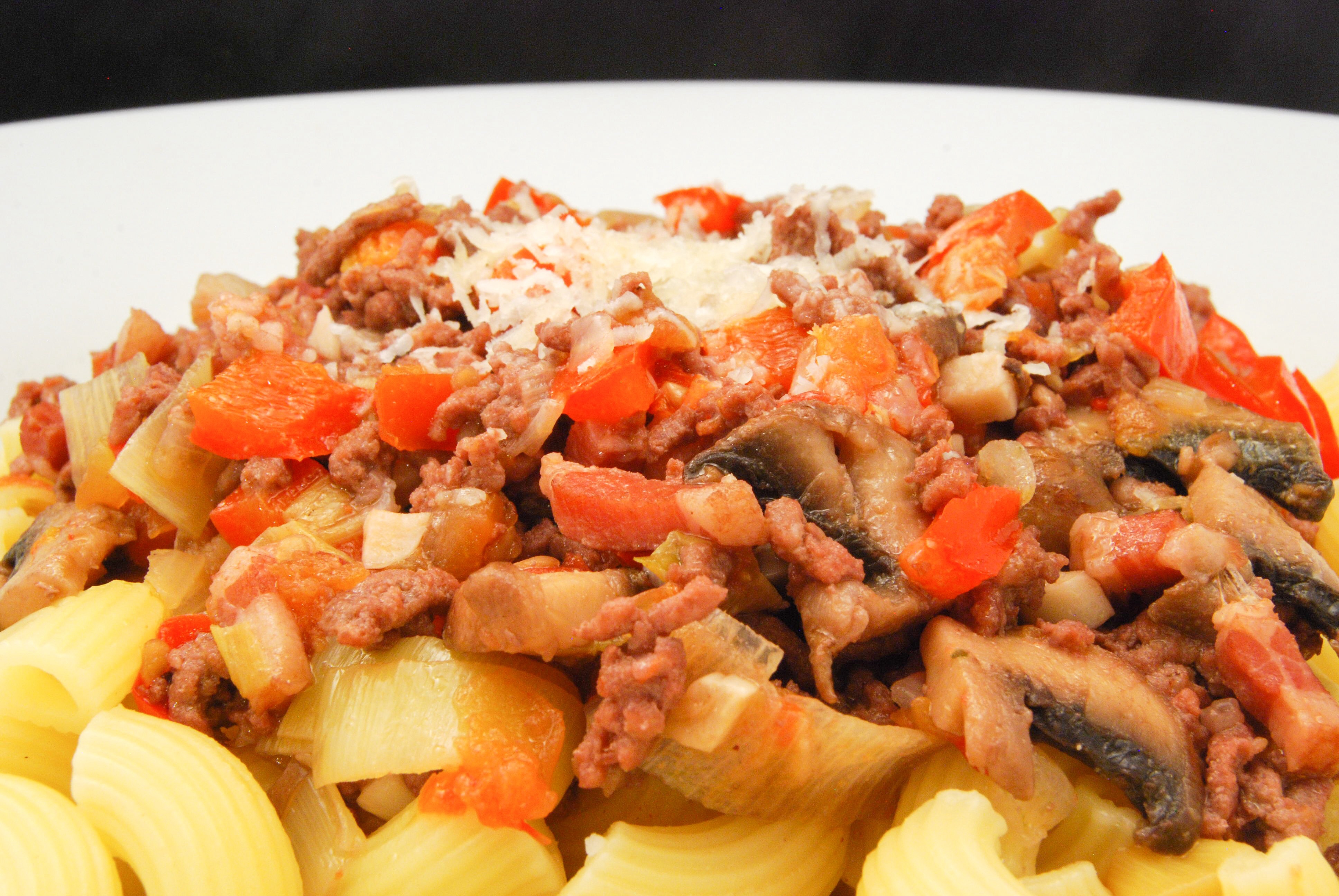 Hackfleisch-Gemüse-Mischung auf Pasta - Nudelheissundhos