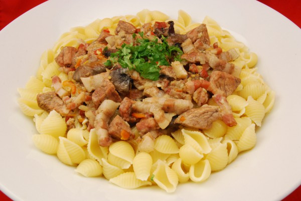 Ragout auf Hörnchennudeln und Sauce