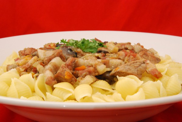 Ragout angerichtet im Pastateller