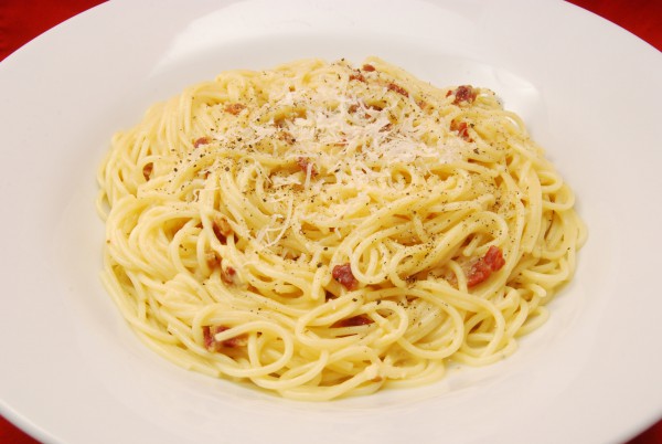 Leckere Pasta mit Sauce aus Ei, Speck und Käse