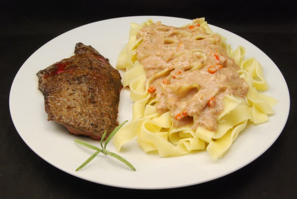 Leber rosé gebraten mit Nudeln und viel Sauce