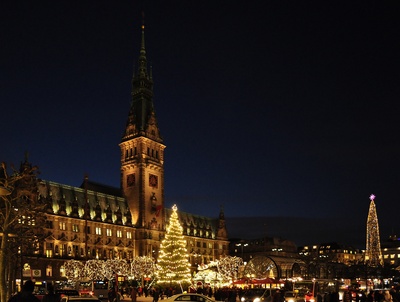 Weihnachstmarkt auf dem Rathausplatz in Hamburg