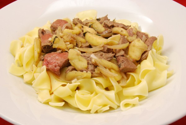 Leber-Zwiebel-Apfel mit Pasta