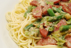 Spaghetti mit Salami und grünen Bohnen