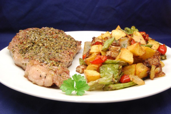 Steak mit frittierten Kartoffeln und Gemüse