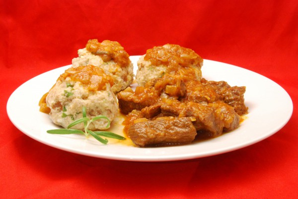 Saftiges Gulasch, Knödel und viel Sauce