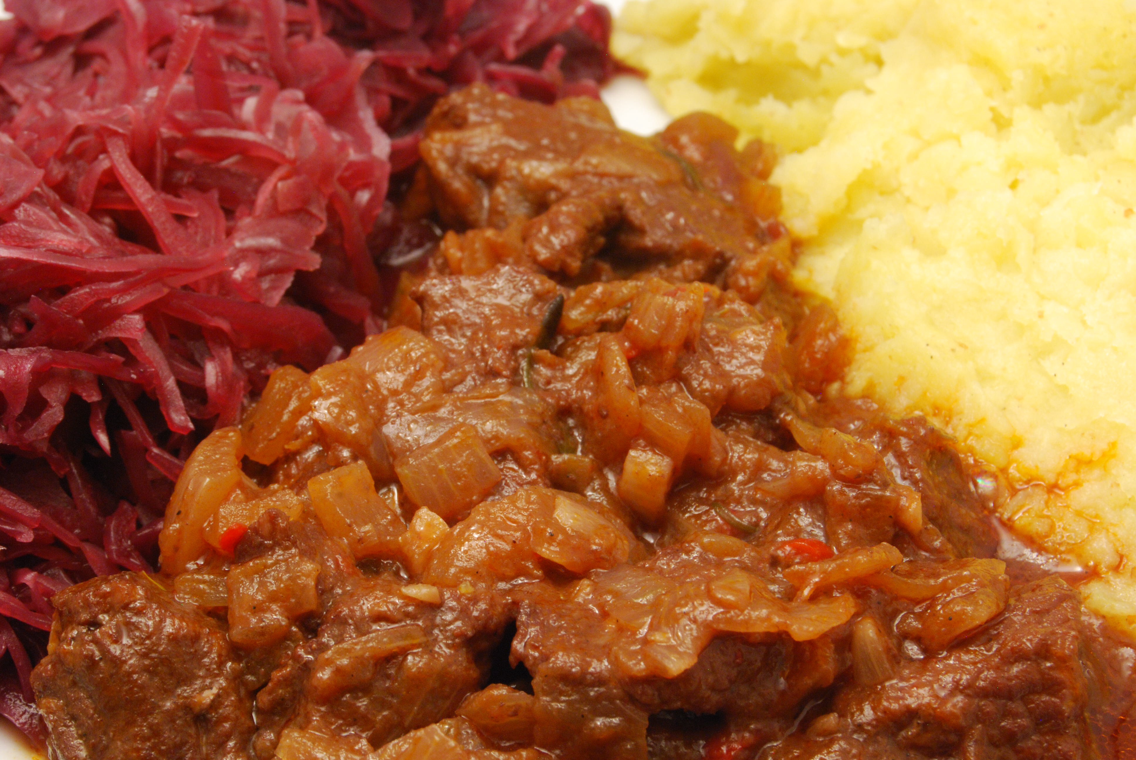 Rindergulasch in Rotwein-Sauce mit Rotkohl und Kartoffelstampf ...