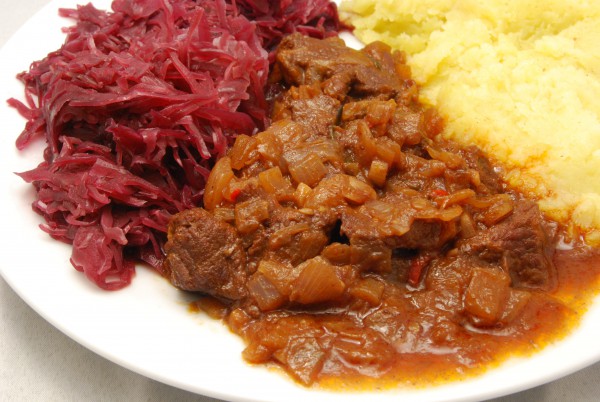 Gulasch, Rotkohl und Stampf