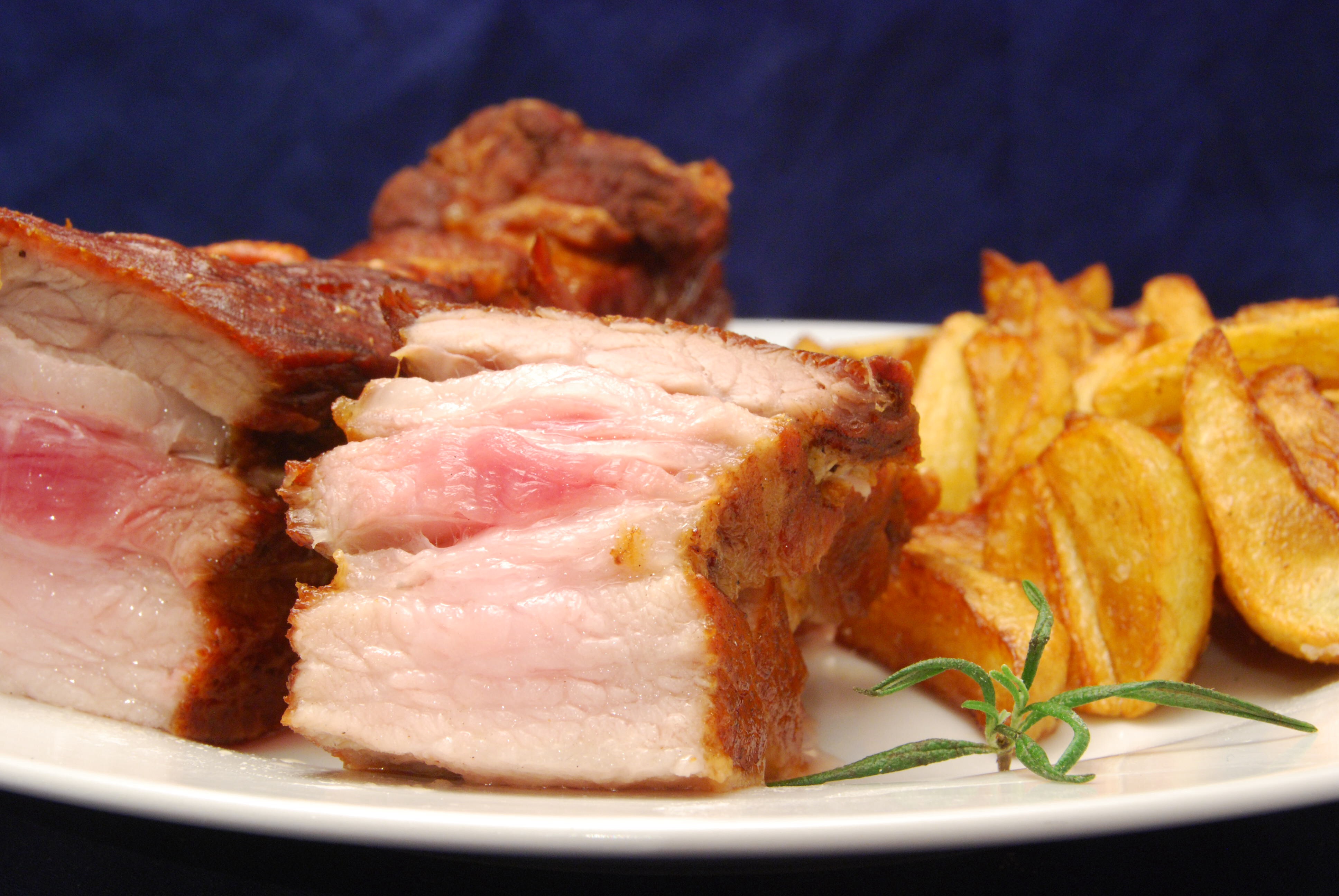 Frittierter Schweinebauch mit frittierten Kartoffeln - Nudelheissundhos