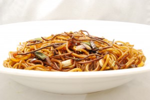 Regenwürmer mit Gemüse und Spaghetti