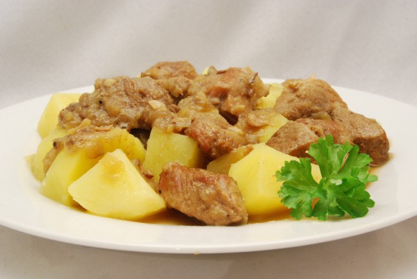 Bier-Gulasch mit Salzkartoffeln - Nudelheissundhos