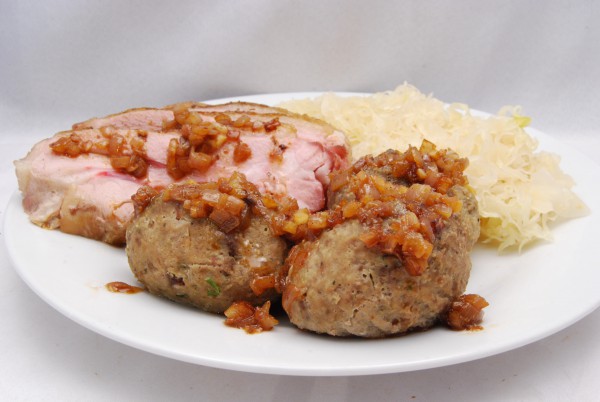 Sieht fast aus wie ein Kasseler mit Knödel und Sauerkraut