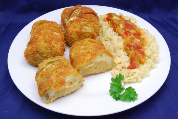 Panierte und frittierte Röllchen, Bulgur und Sauce