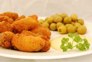 Frittierte Hähnchenherzen mit Oliven und Mayonnaise