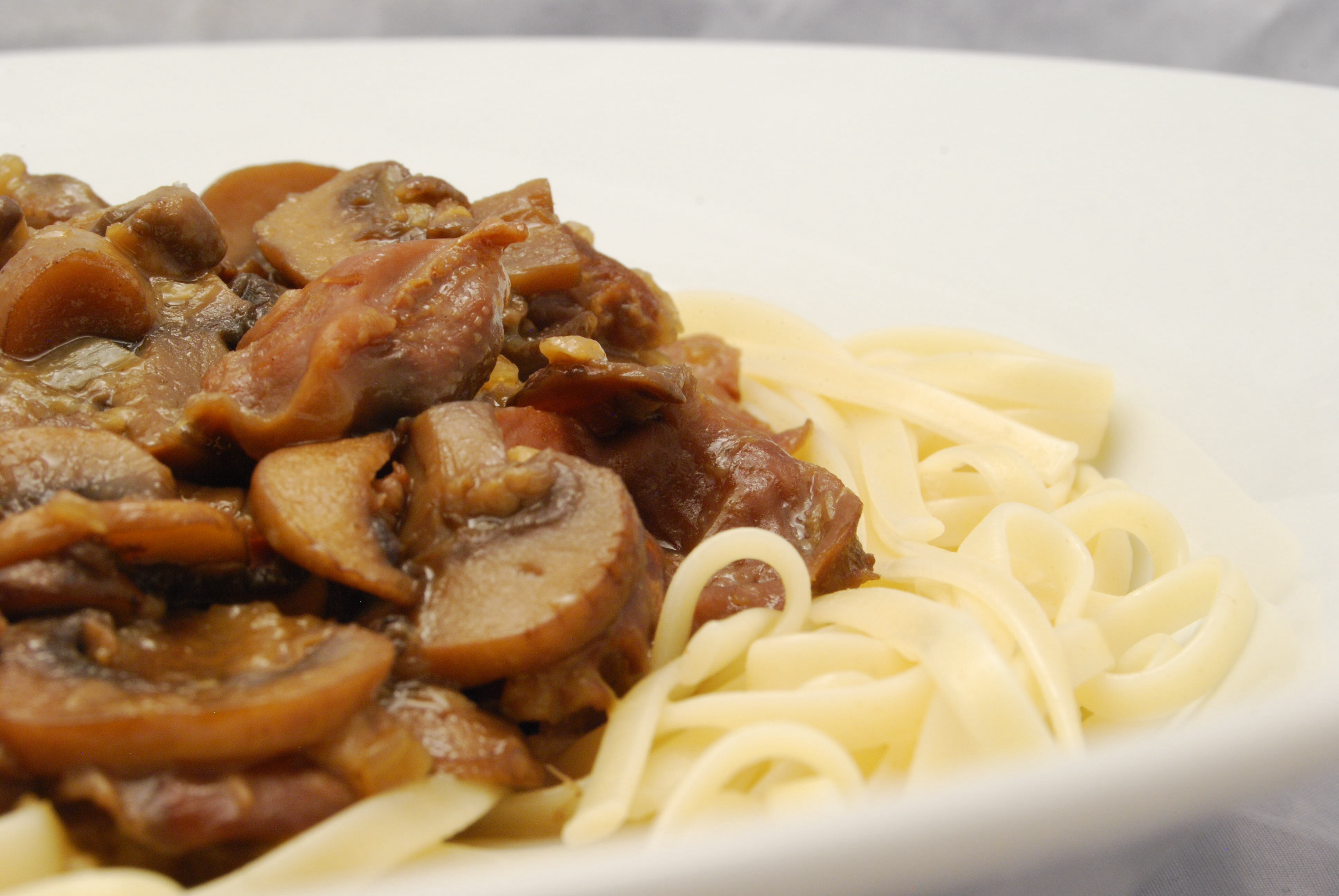 Hähnchenmägen-Champigon-Ragout in Bier-Sauce mit Linguine ...