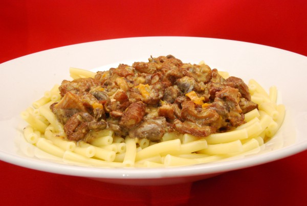 Pansen-Gulasch in Senf-Sahne-Sauce mit Maccheroni - Nudelheissundhos