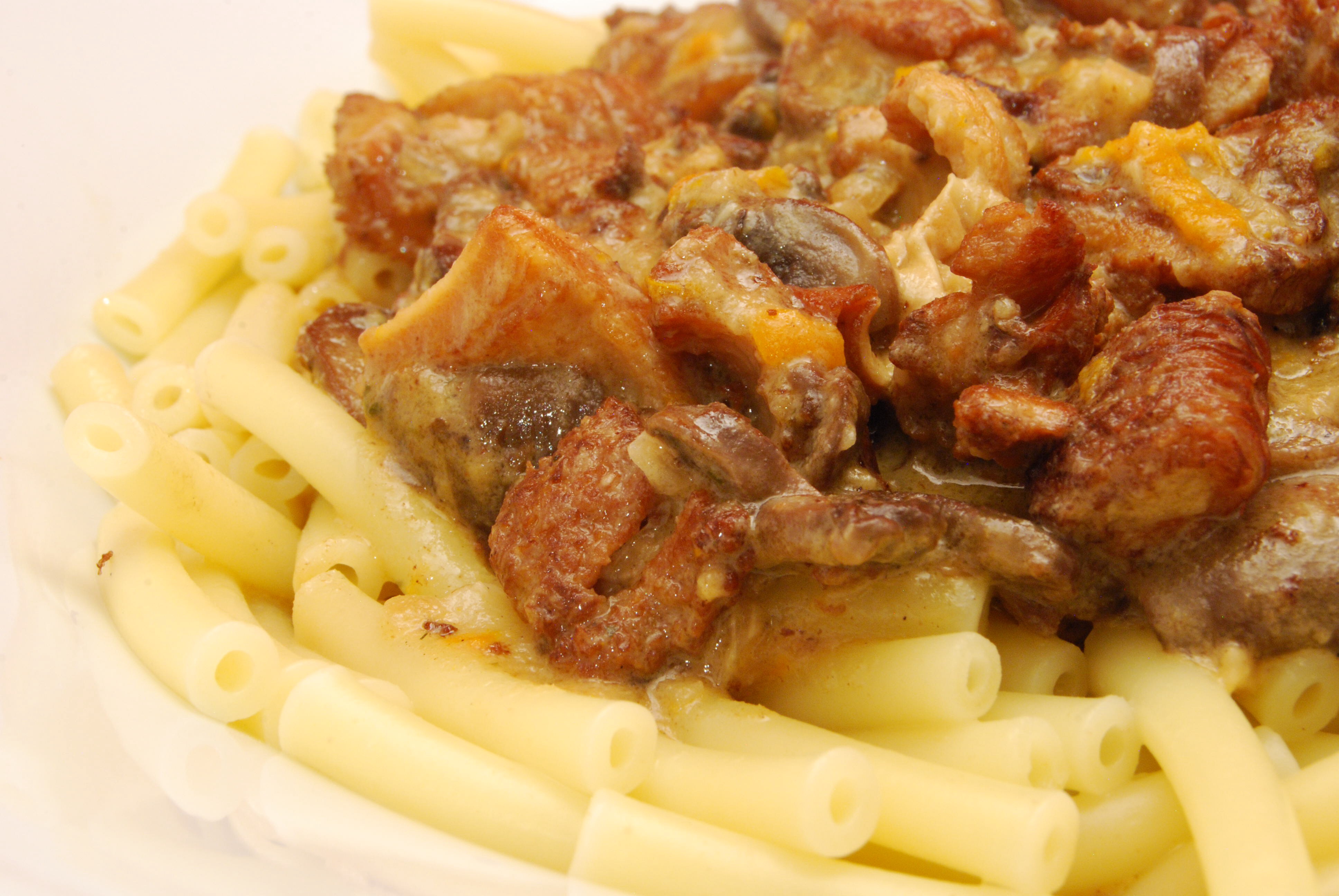 Pansen-Gulasch in Senf-Sahne-Sauce mit Maccheroni - Nudelheissundhos