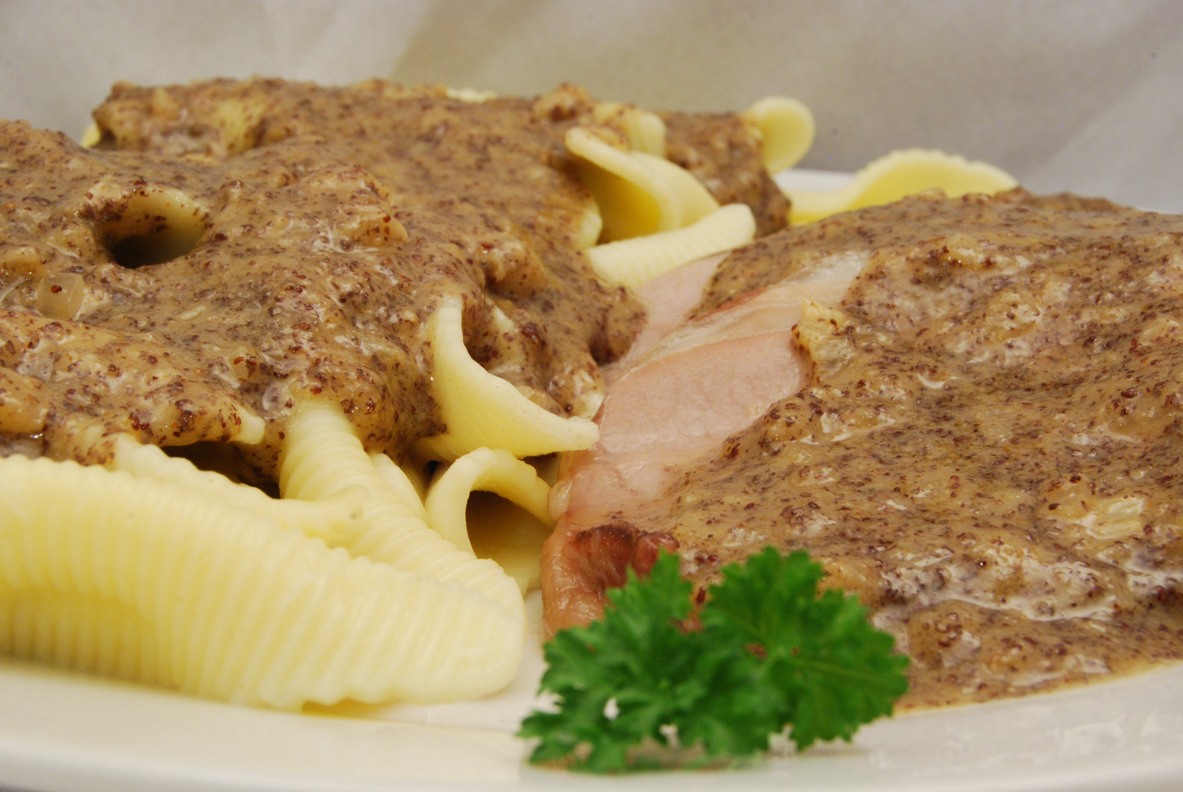 Schweinebraten in scharfer Birne-Mohn-Sauce mit Hörnchennudeln ...