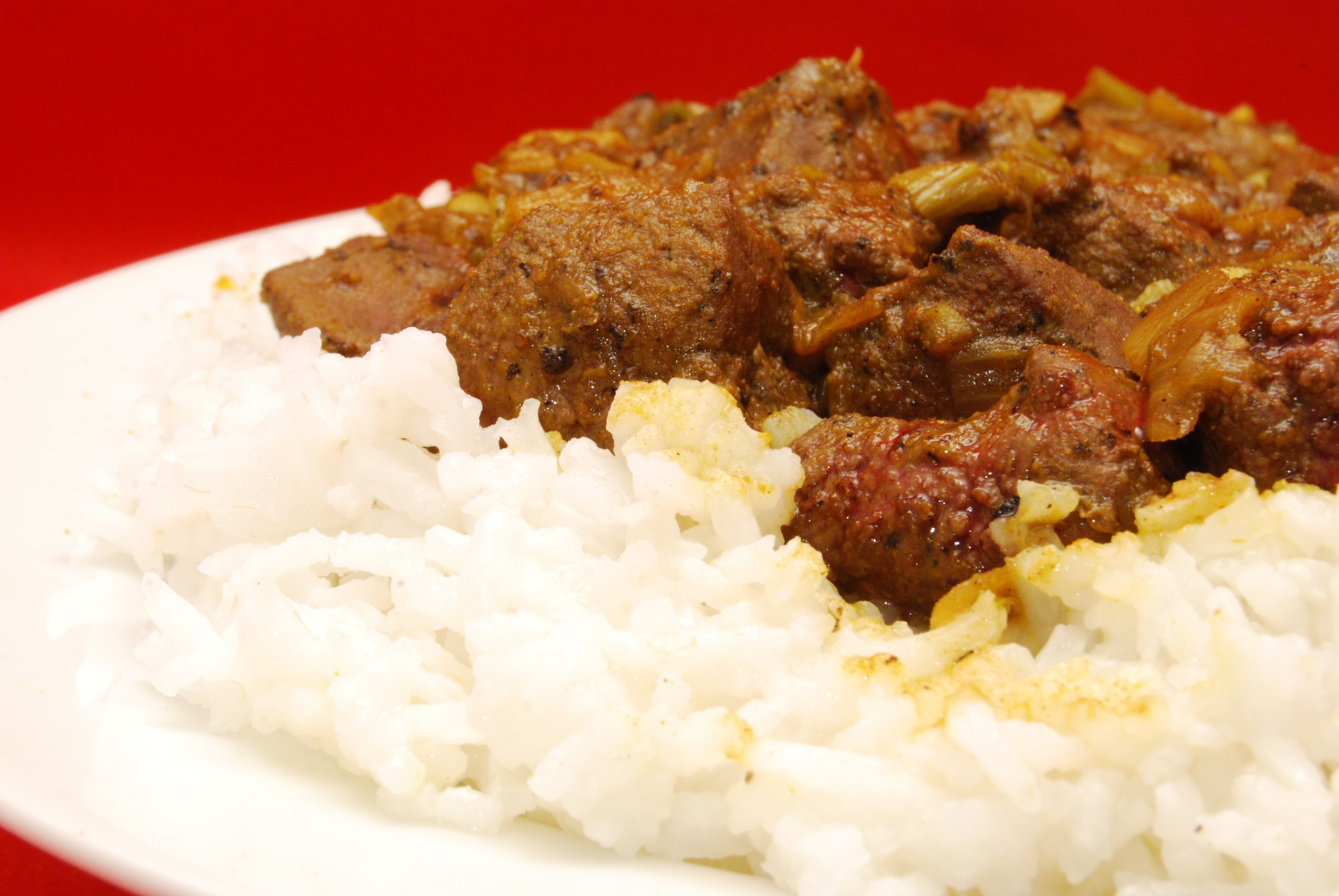 Lebergeschnetzeltes in Curry-Sauce mit Reis - Nudelheissundhos