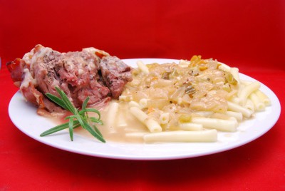 Leckere, gefüllte Keule mit Pasta und viel Sauce