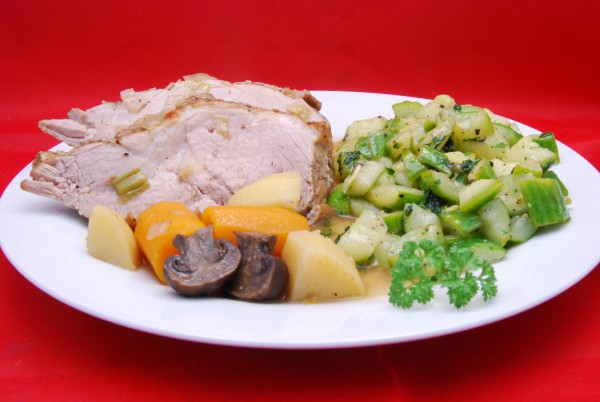 Leckerer Schweinebraten mit Sauce und Gemüse