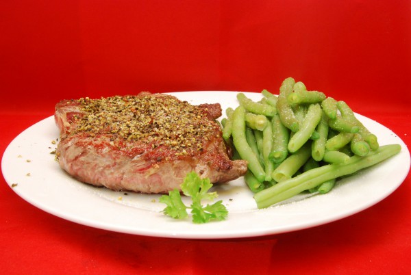 Schmackhaftes Steak mit Böhnchen