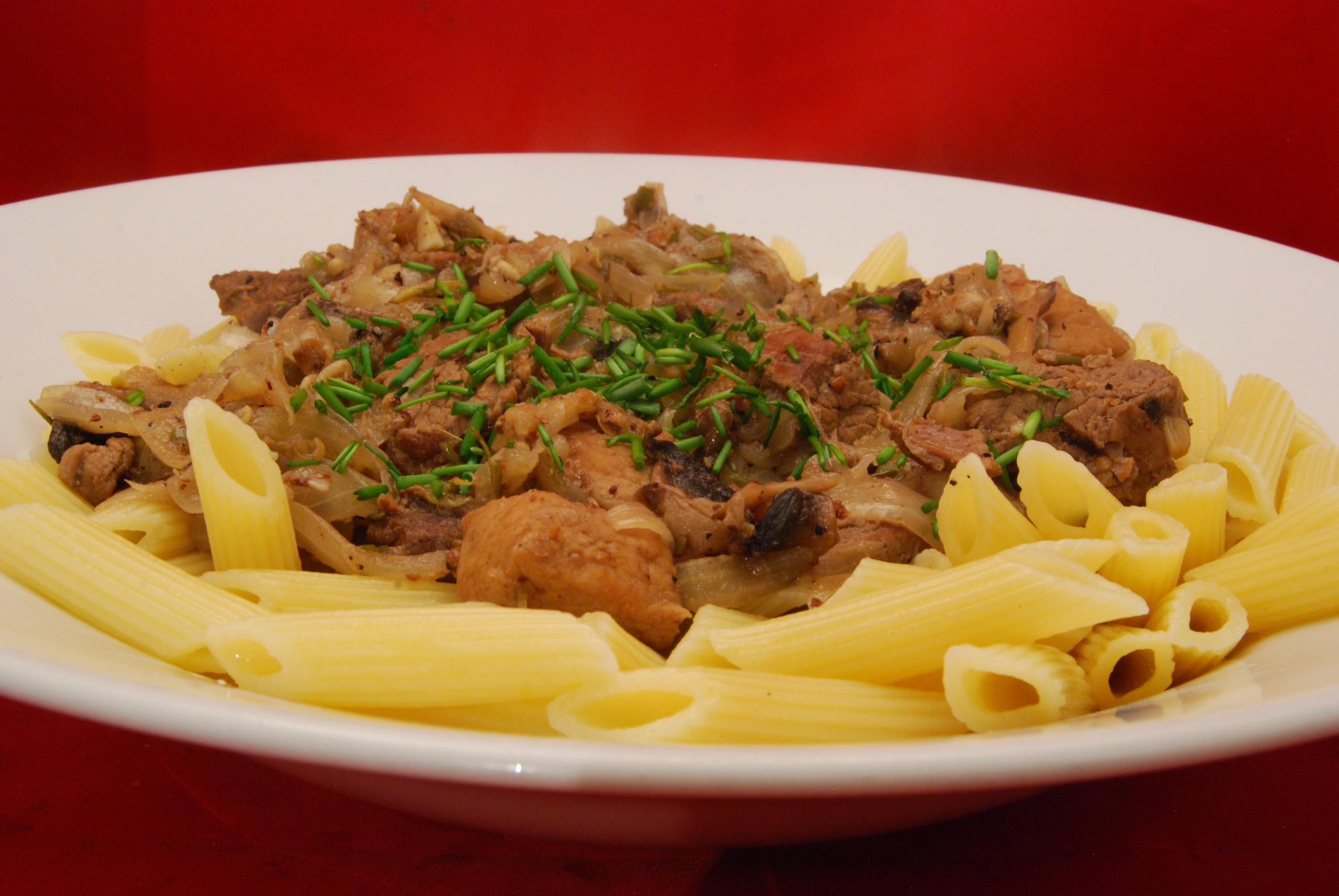 Gulasch in Pfeffer-Rosmarin-Sauce mit Penne Rigate - Nudelheissundhos