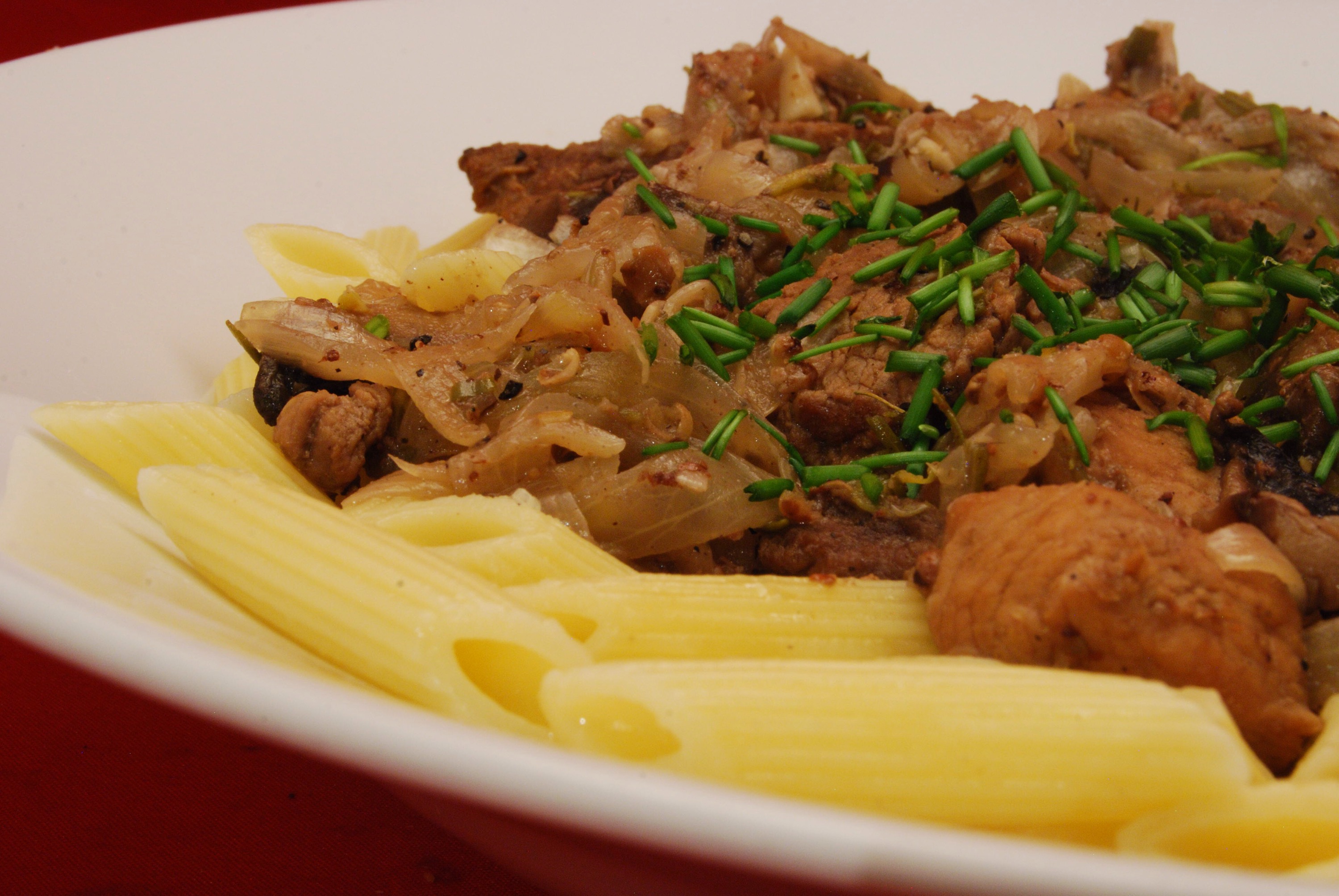 Gulasch in Pfeffer-Rosmarin-Sauce mit Penne Rigate - Nudelheissundhos