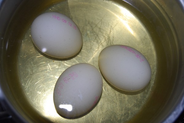Eier beim Marinieren im Urin
