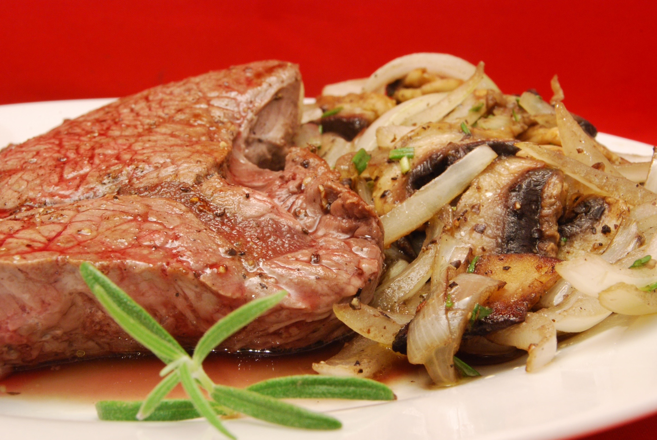 Hüftsteaks mit Zwiebel-Pilz-Gemüse - Nudelheissundhos