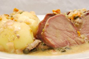Schweinezunge in Kapern-Senf-Sauce mit Kartoffeln 