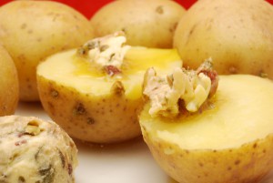 Kartoffeln mit Sardellen-Kapern-Butter