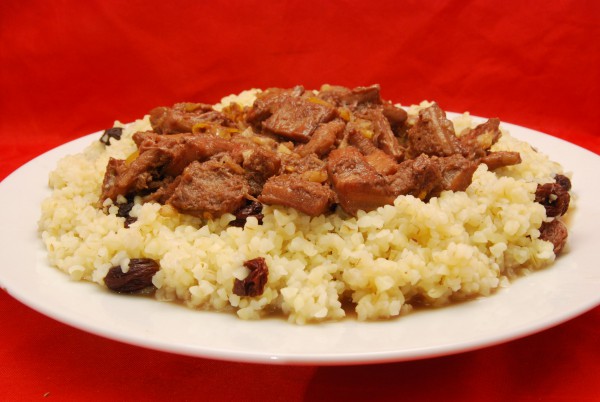 Schmackhaftes Ragout auf feinem Bulgur