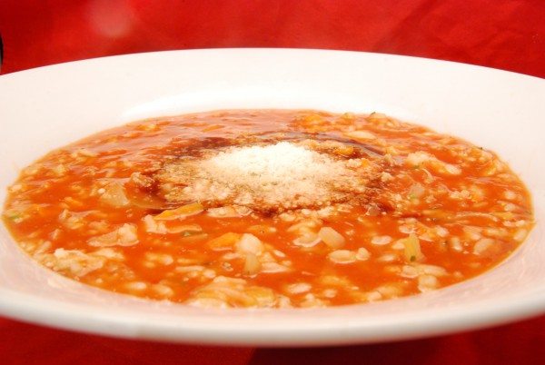 Leckere Suppe, mit Balsamico-Essig und Parmesan garniert