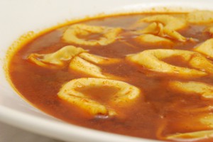 Tom-Yum-Suppe mit Tortellini