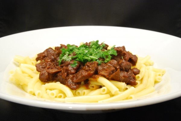 Schmackhaftes Innereien-Gericht mit Pasta und würziger Sauce