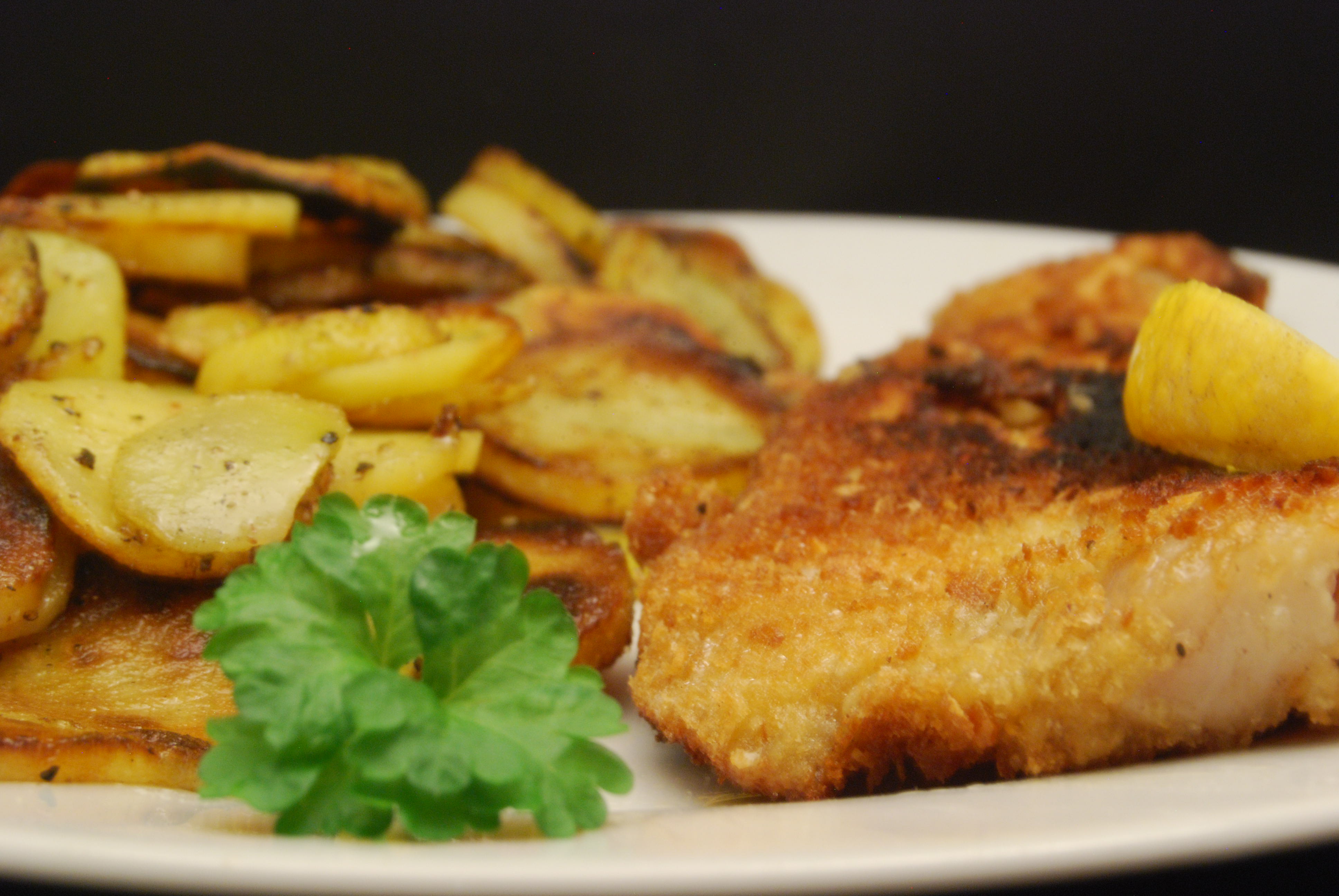 Paniertes Seelachsfilet mit Bratkartoffeln - Nudelheissundhos