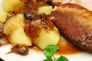 Schweinebraten mit Salzkartoffeln in reduzierter Zwiebel-Marsala-Portwein-Sauce