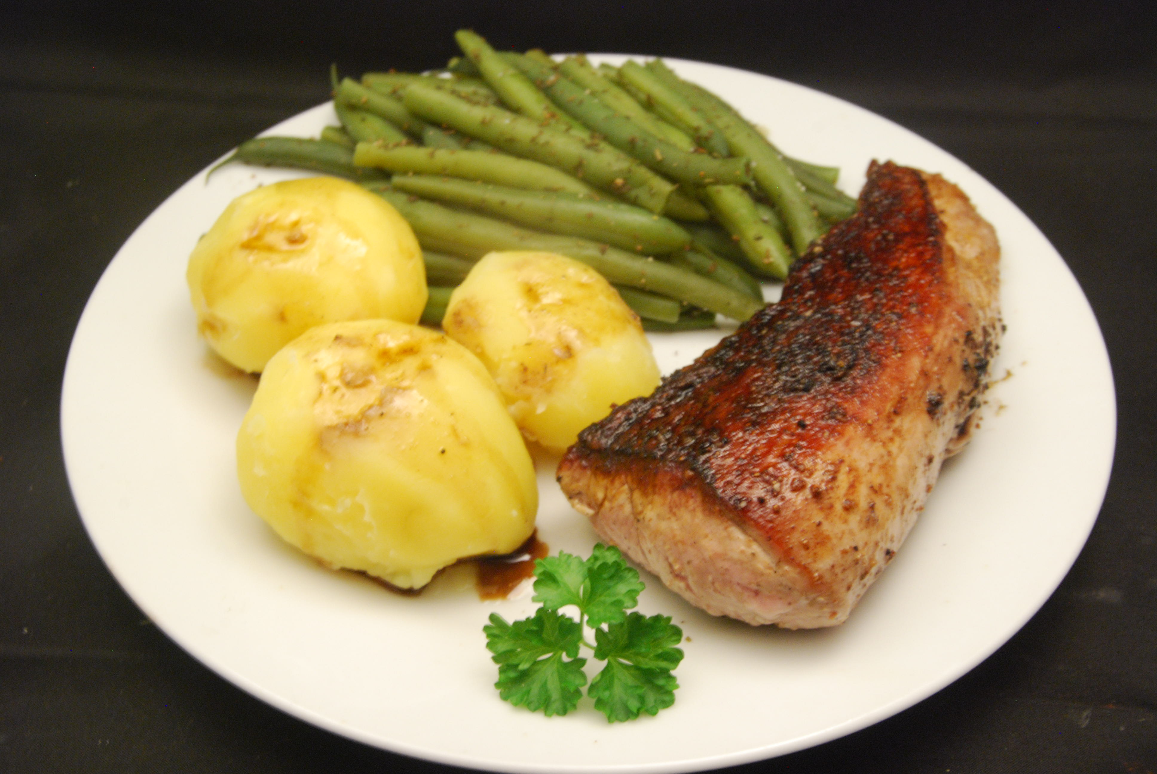 Schweinefilet mit Bohnen und Salzkartoffeln - Nudelheissundhos