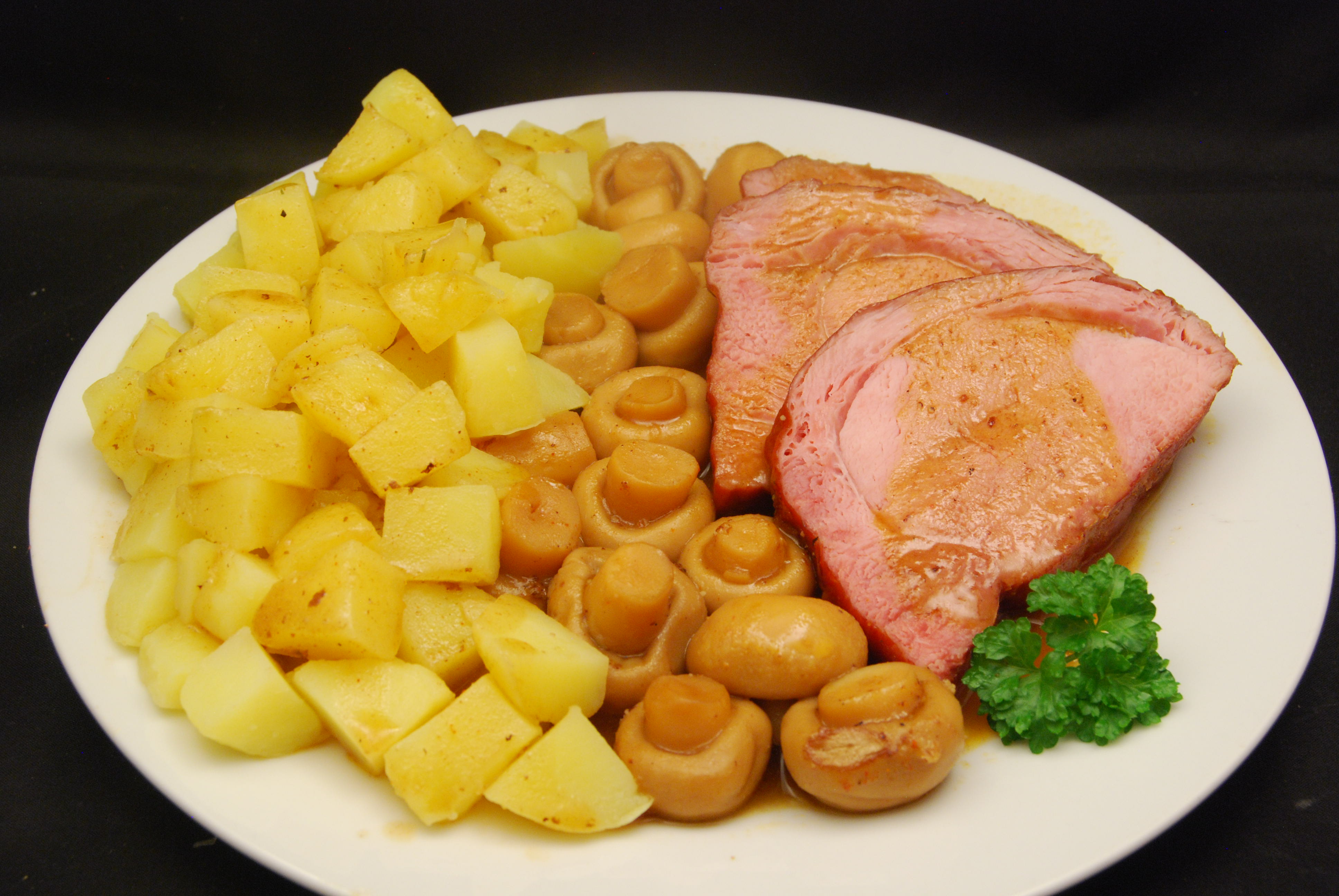 Leckerer Braten mit Champignons und Kartoffeln