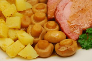 Schäufele mit Champignons und Kartoffeln