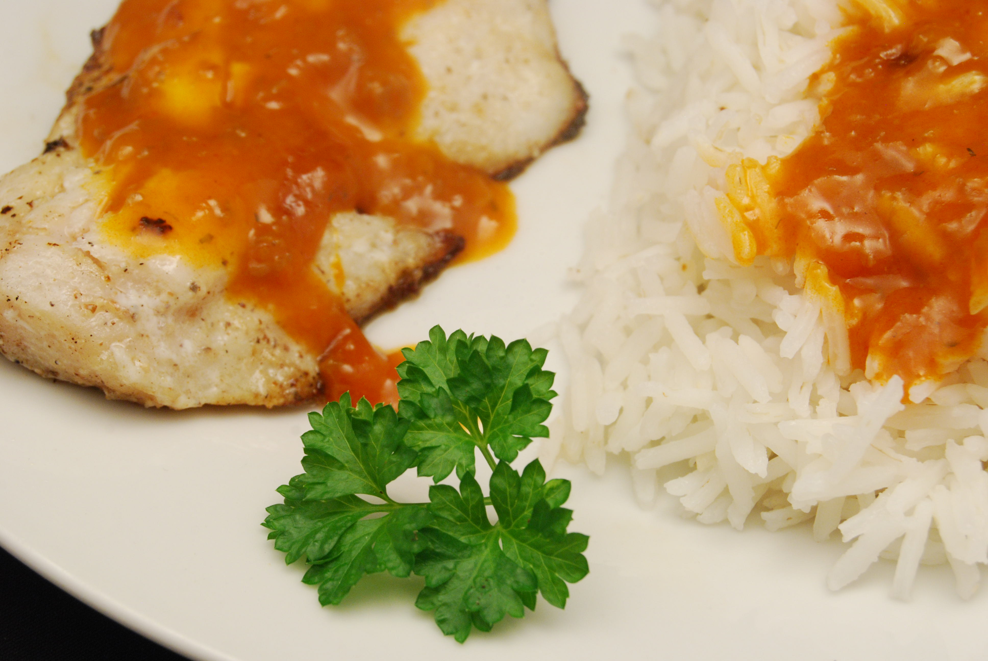 Seelachsfilet mit Krabben-Sauce und Basmatireis - Nudelheissundhos