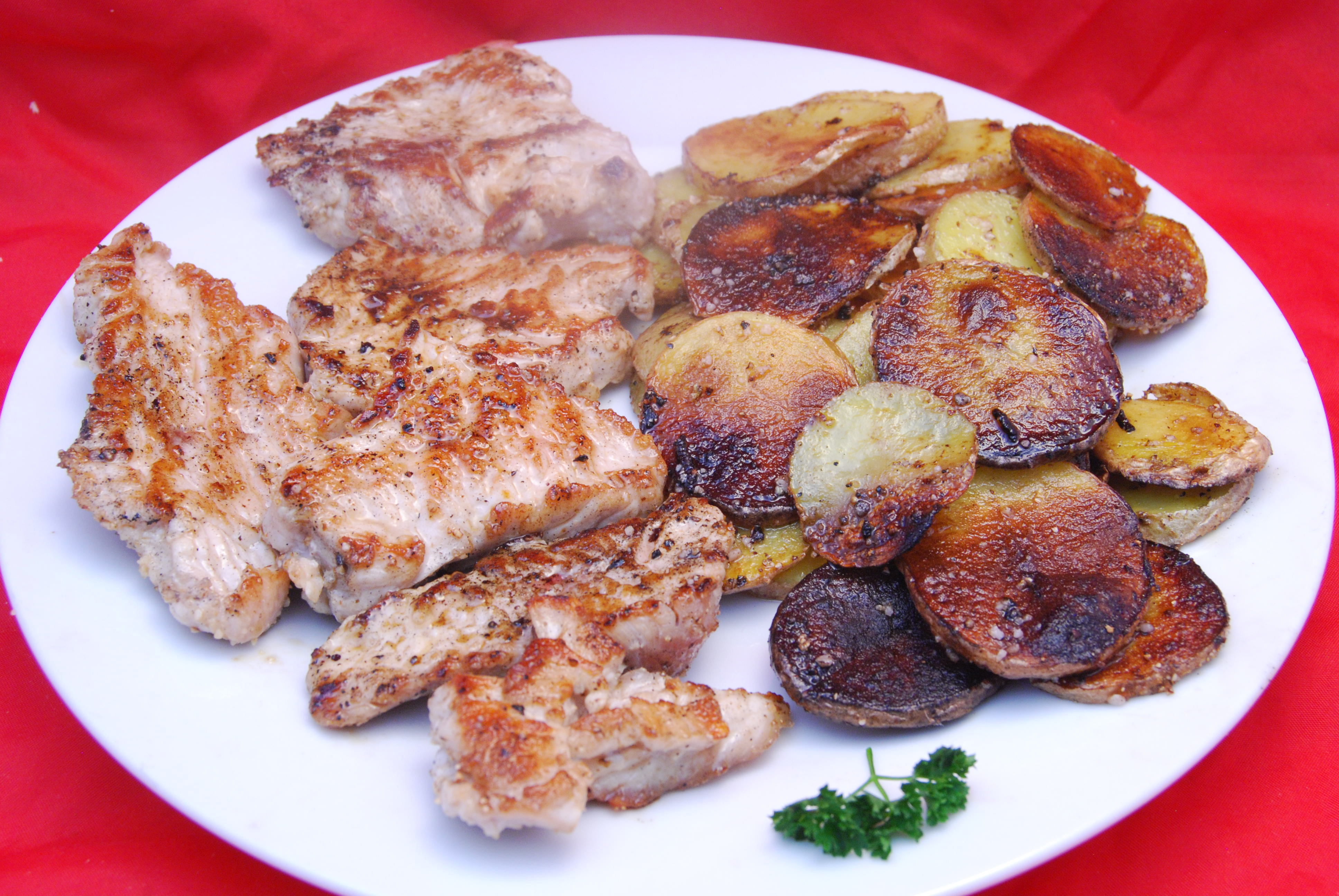 Putensteaks mit Bratkartoffeln - Nudelheissundhos