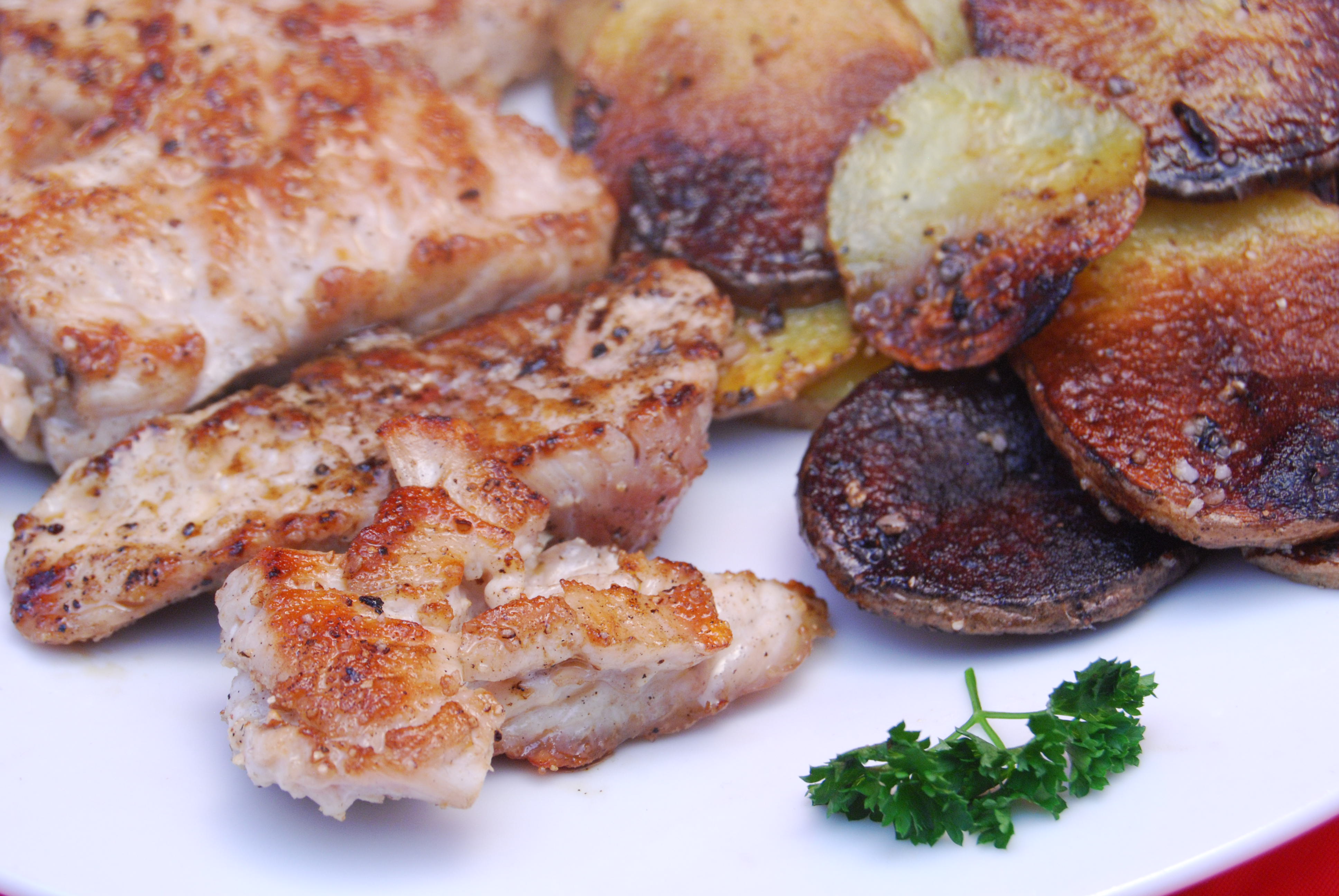 Putensteaks mit Bratkartoffeln - Nudelheissundhos