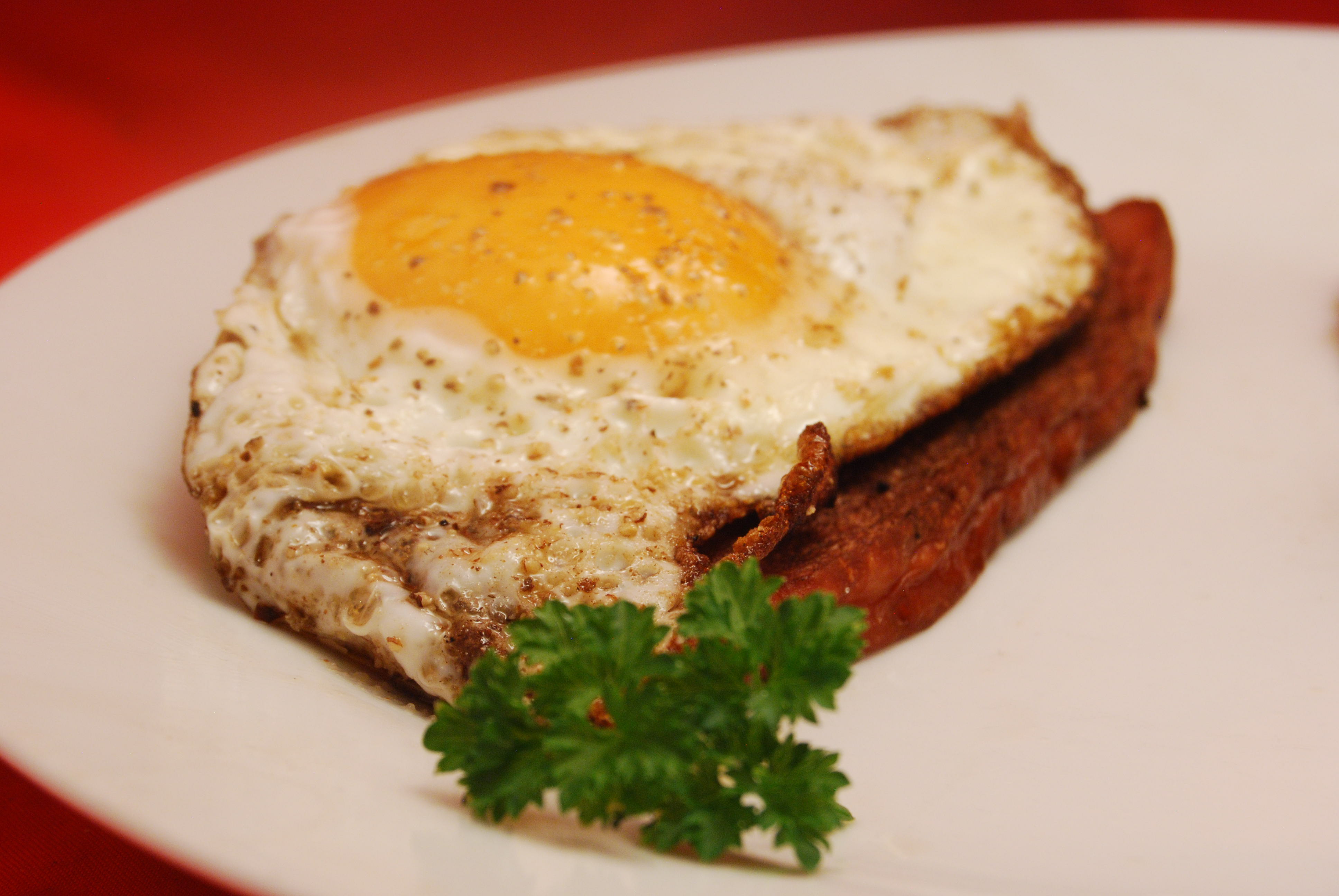 Gebratener Fleischkäse mit Spiegeleier - Nudelheissundhos