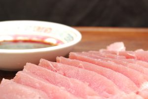 Thunfisch-Sashimi mit Soja-Sauce