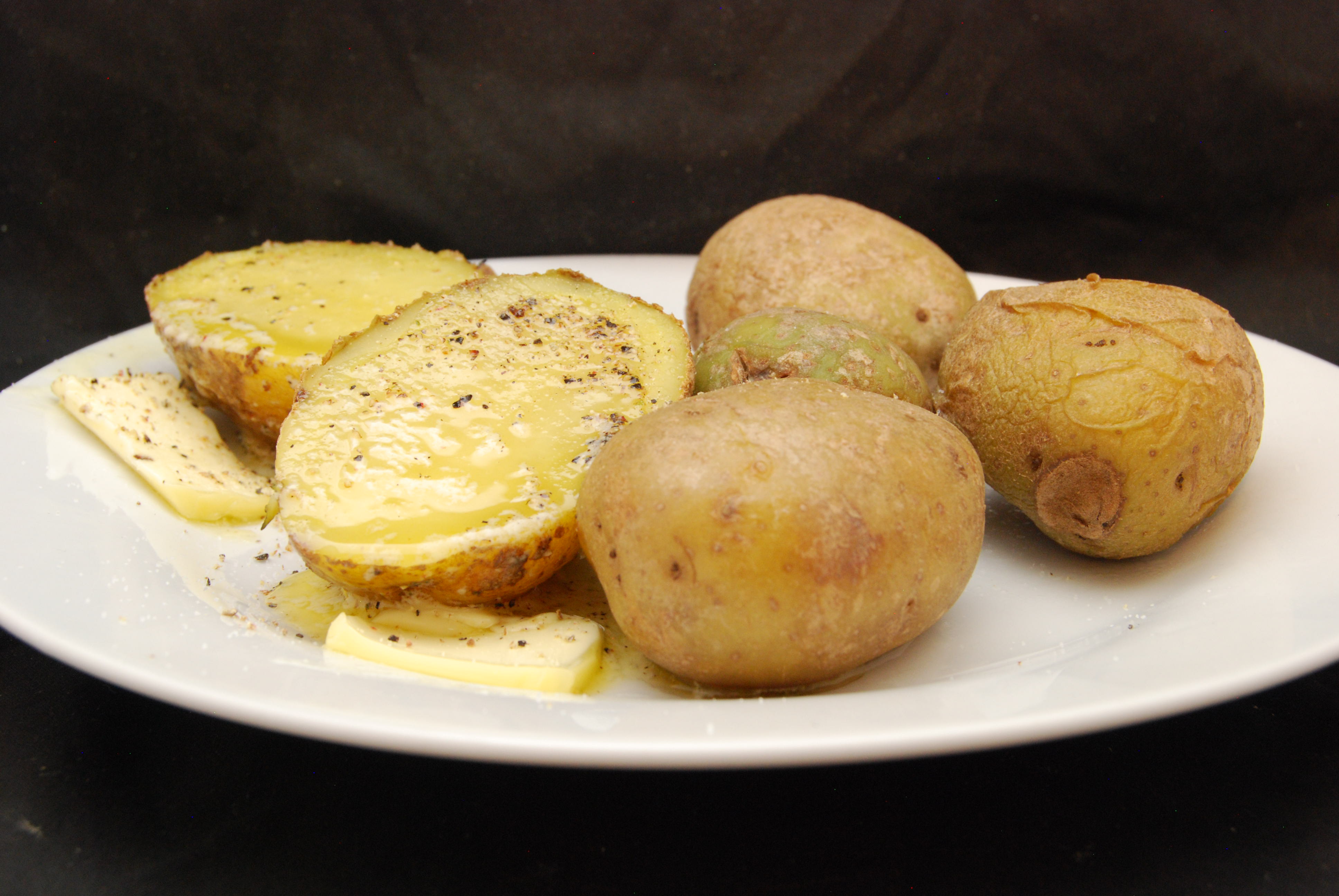 Pellkartoffeln mit Butter und Salz - Nudelheissundhos